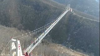 چین؛ افتتاح  پل شیشه‌ای معلق در استان هنان
