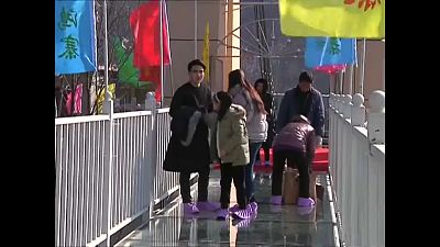 Un pont suspendu en verre inauguré en Chine