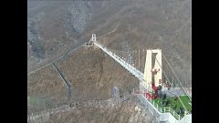 Glasbrücke sorgt für Nervenkitzel