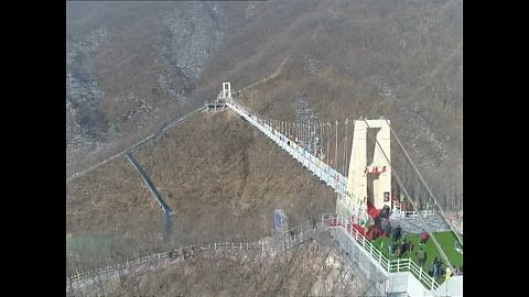 Glasbrücke sorgt für Nervenkitzel