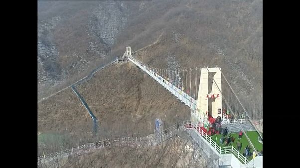 Glasbrücke sorgt für Nervenkitzel Glasbrücke sorgt für Nervenkitzel