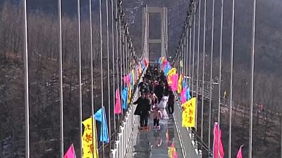 شاهد: افتتاح جسر زجاجي معلق جديد في الصين