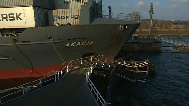 Millionenschaden: Frachter kracht in Schleusentor Millionenschaden: Frachter kracht in Schleusentor