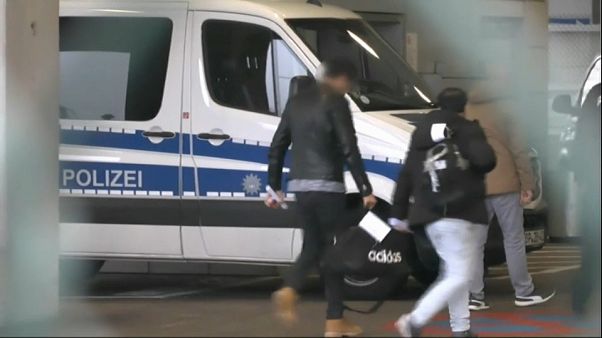 Neue Proteste gegen umstrittene Abschiebeflüge nach Afghanistan Neue Proteste gegen umstrittene Abschiebeflüge nach Afghanistan