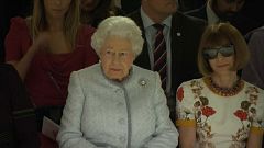 Londra: la prima volta della regina alla Fashion Week 