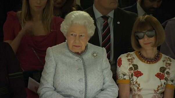 Londra: la prima volta della regina alla Fashion Week Londra: la prima volta della regina alla Fashion Week