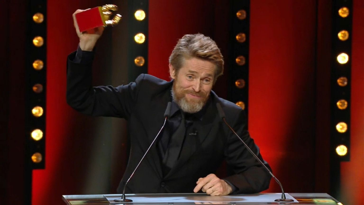 Willem Dafoe recibe el Oso de oro a toda su carrera