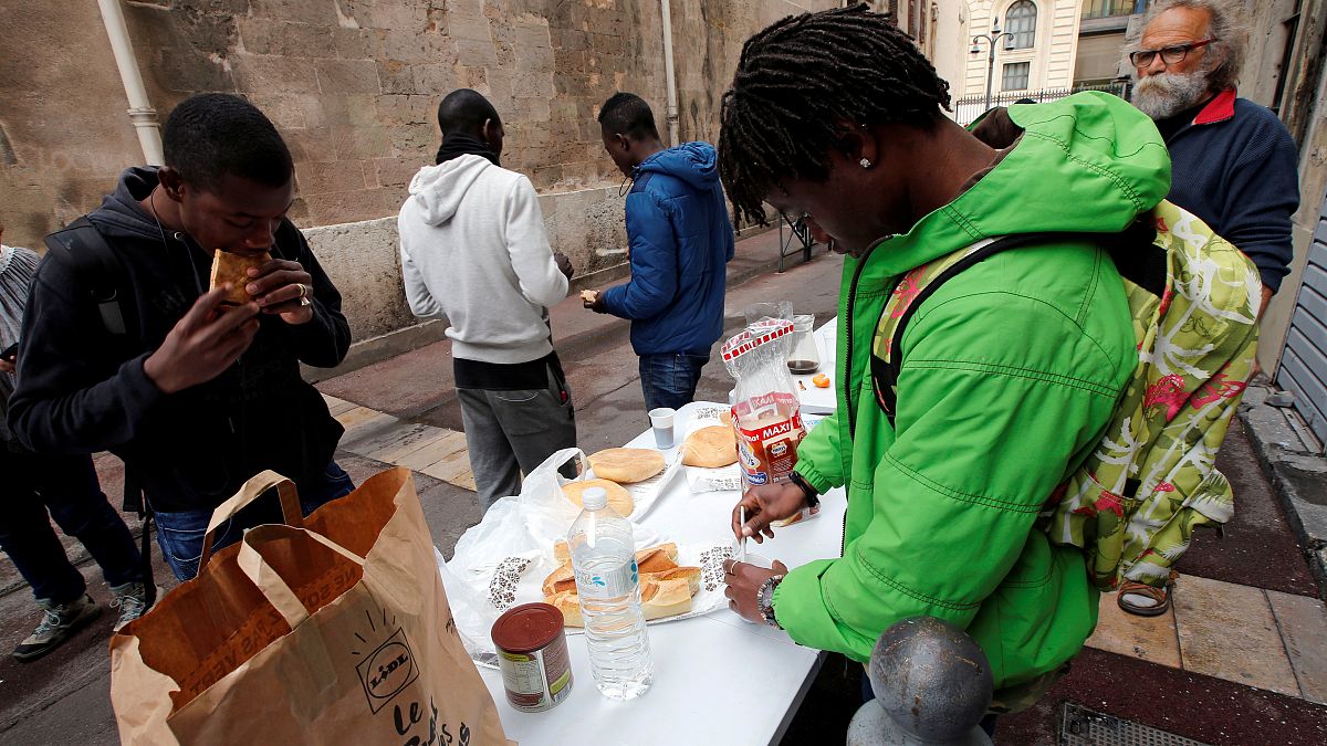 متطوعون وجمعيات نوزع الطعام على المهاجرين بمدينة مرسيليا جنوب فرنسا