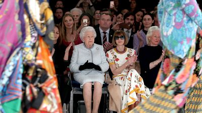 Zum 1. Mal: Queen besucht Show der London Fashion Week 