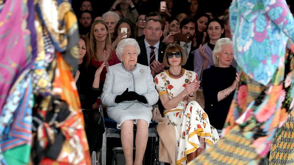 Zum 1. Mal: Queen besucht Show der London Fashion Week Zum 1. Mal: Queen besucht Show der London Fashion Week