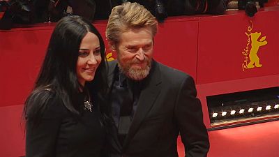 Wilem Dafoe e la moglie sul tappeto rosso al Festival del cinema di Berlino