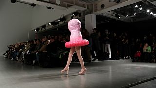 Londra Moda Haftası'nda 'prezervatif' tasarımlar öne çıktı