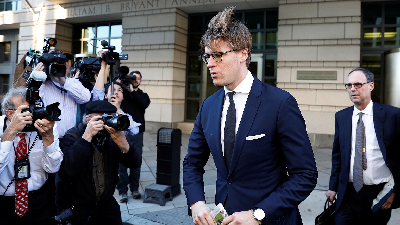 Alex van der Zwaan à saída do edifício do FBI em Washington