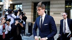 Alex van der Zwaan à saída do edifício do FBI em Washington