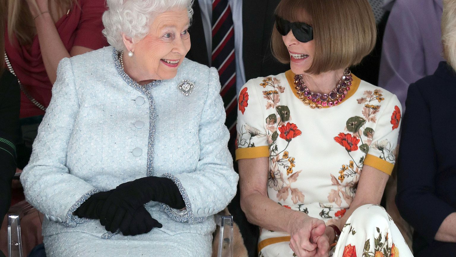 66 ans de règne et sa première fois à la Fashion Week de Londres