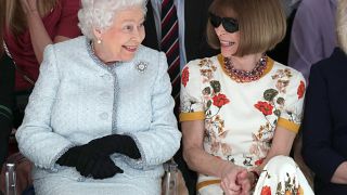 66 ans de règne et sa première fois à la Fashion Week de Londres