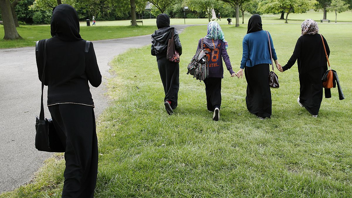 Schleier vom Kopf gerissen: Frau in Burka in Berlin angegriffen