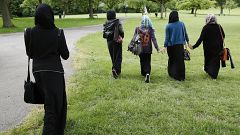 Schleier vom Kopf gerissen: Frau in Burka in Berlin angegriffen
