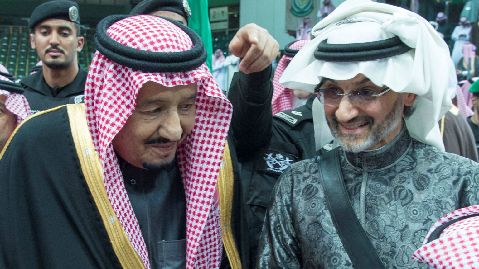 "الجنادرية" يشهد أول لقاء علني للملك سلمان والأمير الوليد بعد إطلاق سراحه