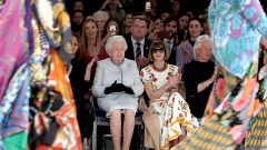La reina Isabel II y Anna Wintour, juntas en un desfile