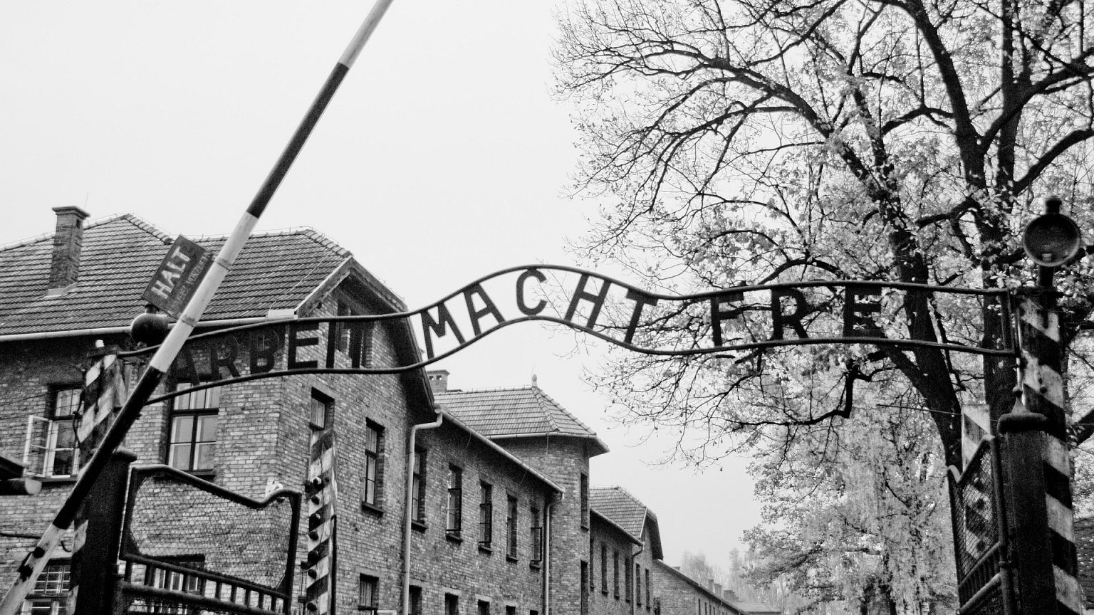 Das Tor zum KZ Auschwitz in Polen mit der Aufschrift "Arbeit macht frei"