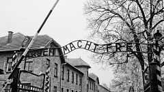 Das Tor zum KZ Auschwitz in Polen mit der Aufschrift "Arbeit macht frei"