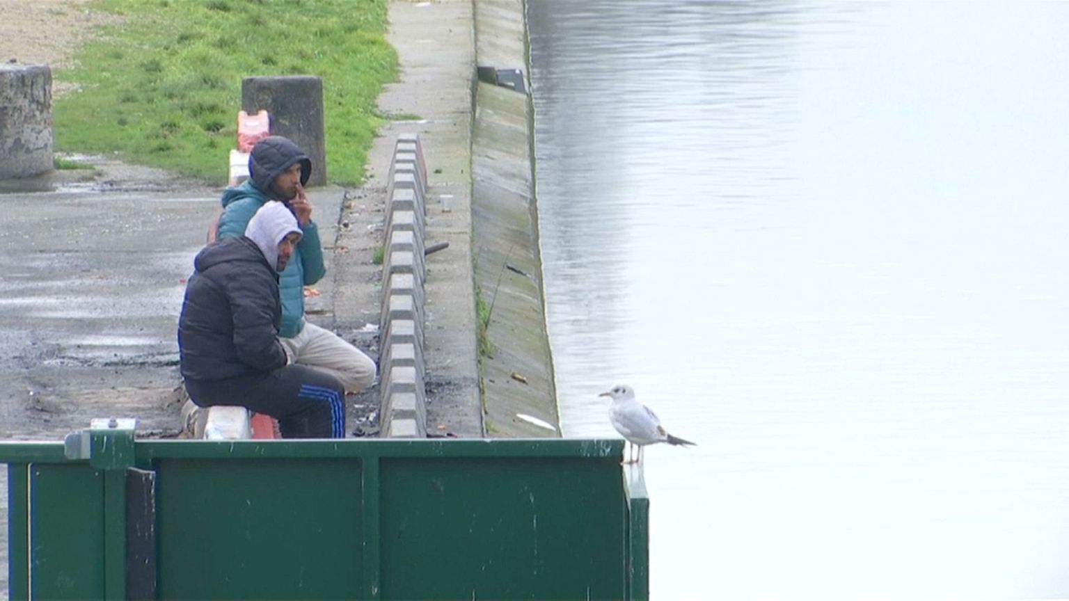 Migranten bewohnen Kanalufer in Paris