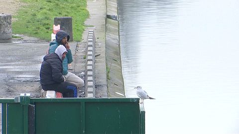 Migranten bewohnen Kanalufer in Paris