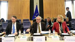 Jean Claude Juncker, junto con Martin Selmayer y Clara Martínez