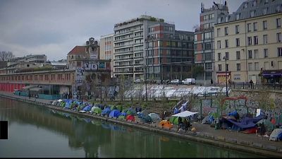 Палатки беженцев в Париже