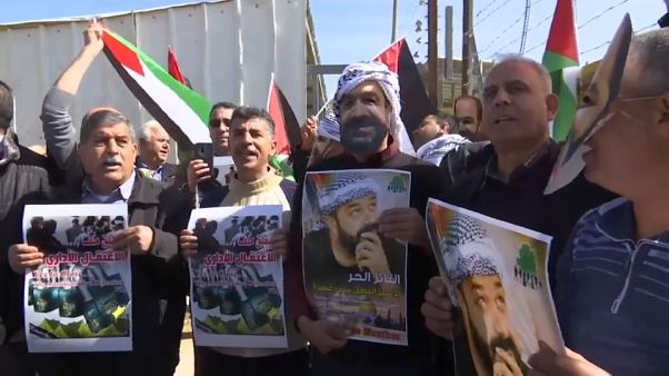 الجيش الإسرائيلي يفض مسيرة سلمية قرب رام الله بالرصاص وقنابل الغاز الجيش الإسرائيلي يفض مسيرة سلمية قرب رام الله بالرصاص وقنابل الغاز