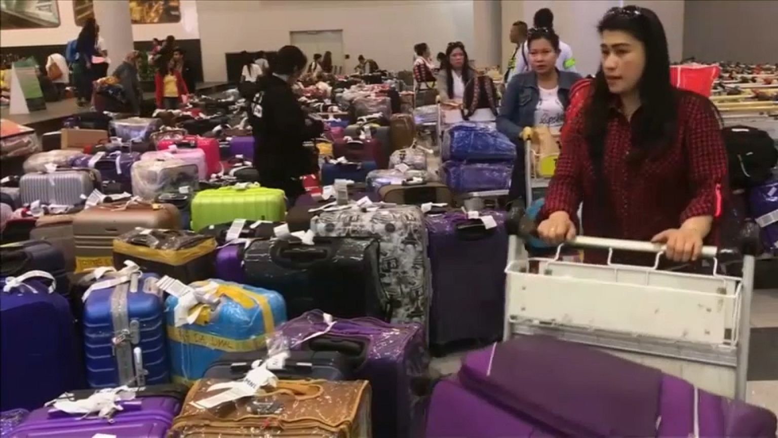 عودة مئات الفلبينيات إلى بلادهن بعد مقتل العاملة المنزلية في الكويت