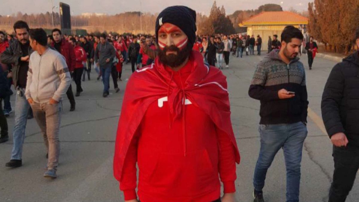 Iraniana vestiu-se de homem para poder entrar num estádio de futebol