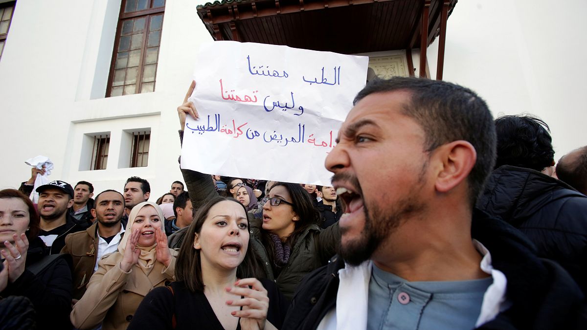 إضرابات واحتجاجات المعلمين والأطباء في الجزائر والسلطة تلوّح بخطر الفوضى