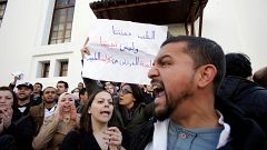 إضرابات واحتجاجات المعلمين والأطباء في الجزائر والسلطة تلوّح بخطر الفوضى