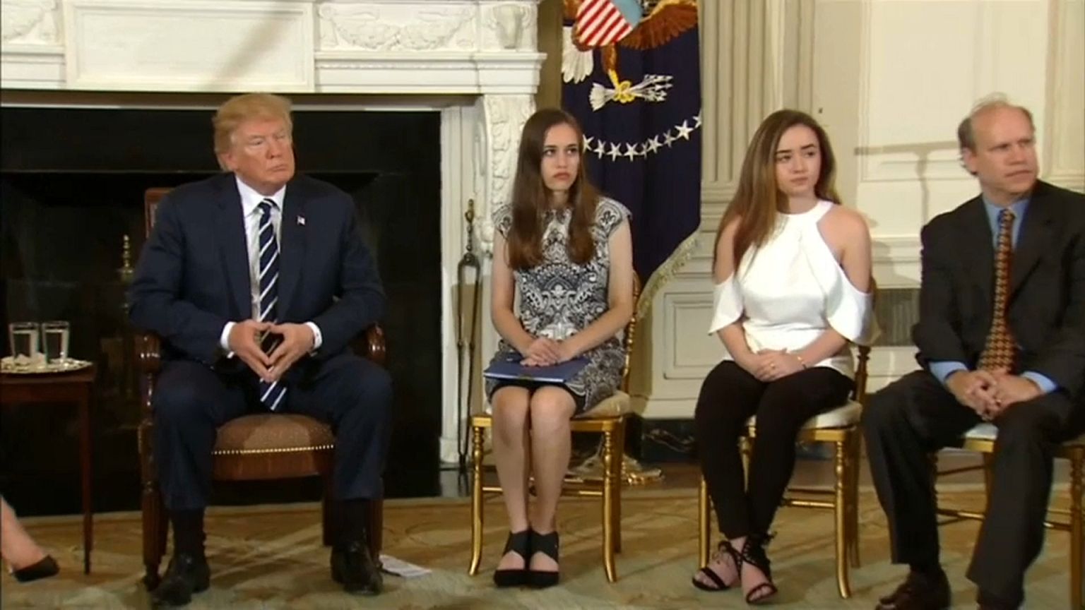 Trump: "armi agli insegnanti"