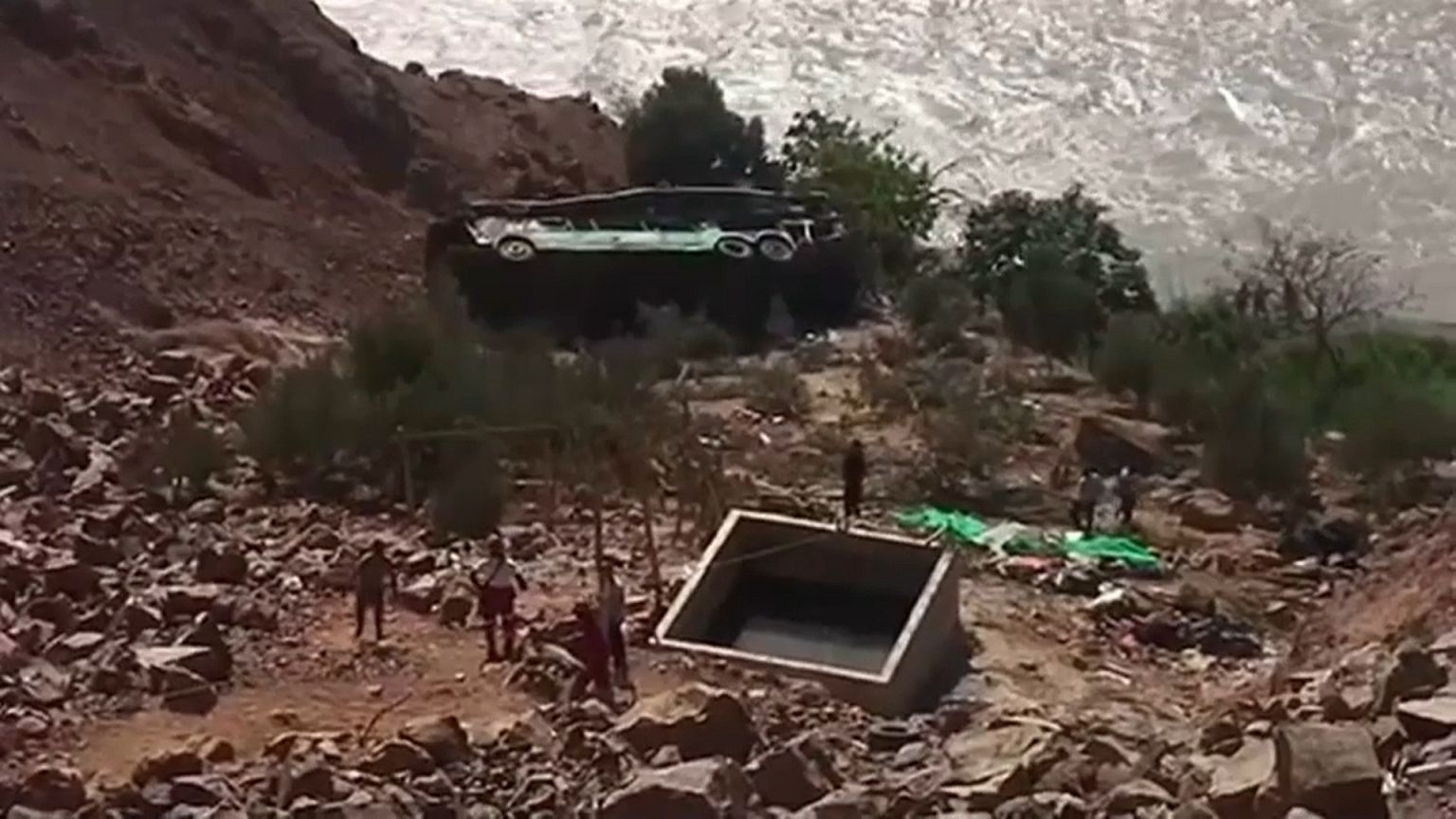 Perù: autobus precipita in un burrone 