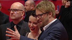 Il regista Soderbergh insieme agli attori Claire Foy e Joshua Leonard