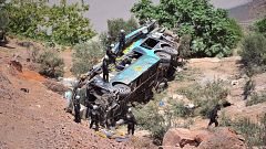 Pérou : un bus plonge dans un ravin