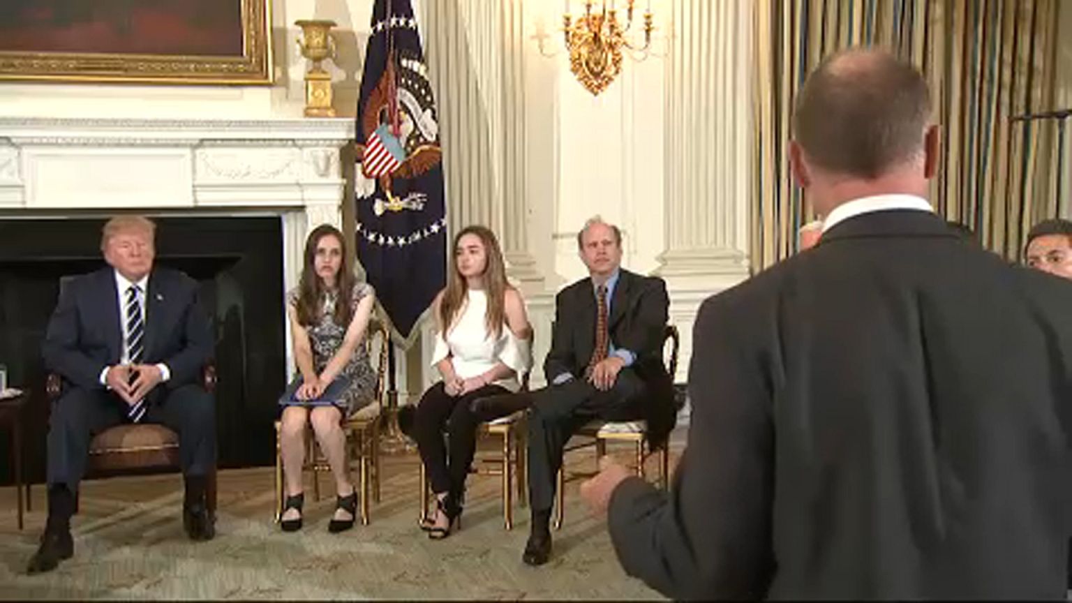 Trump tanárokat fegyverezne fel