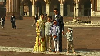 رئيس وزراء كندا يزور وعائلته أكبر مسجد في الهند
