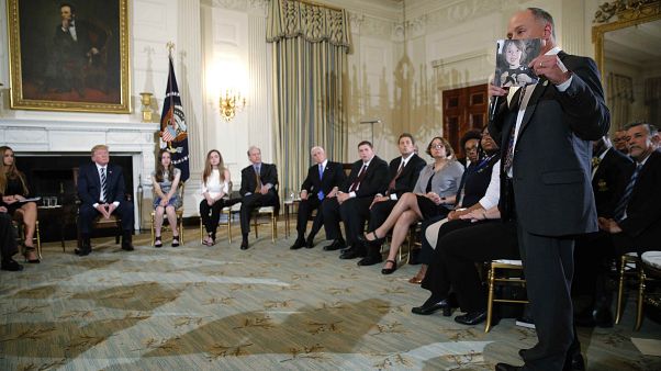 Az áldozatok hozzátartozóival találkozott Donald Trump Az áldozatok hozzátartozóival találkozott Donald Trump