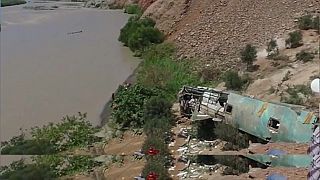Peru'da yolcu otobüsü uçuruma yuvarlandı