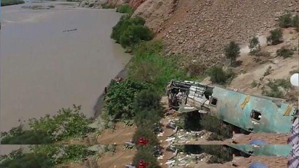 Peru'da yolcu otobüsü uçuruma yuvarlandı Peru'da yolcu otobüsü uçuruma yuvarlandı