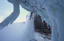 Dani Arnold, suspenso na queda de água gelada