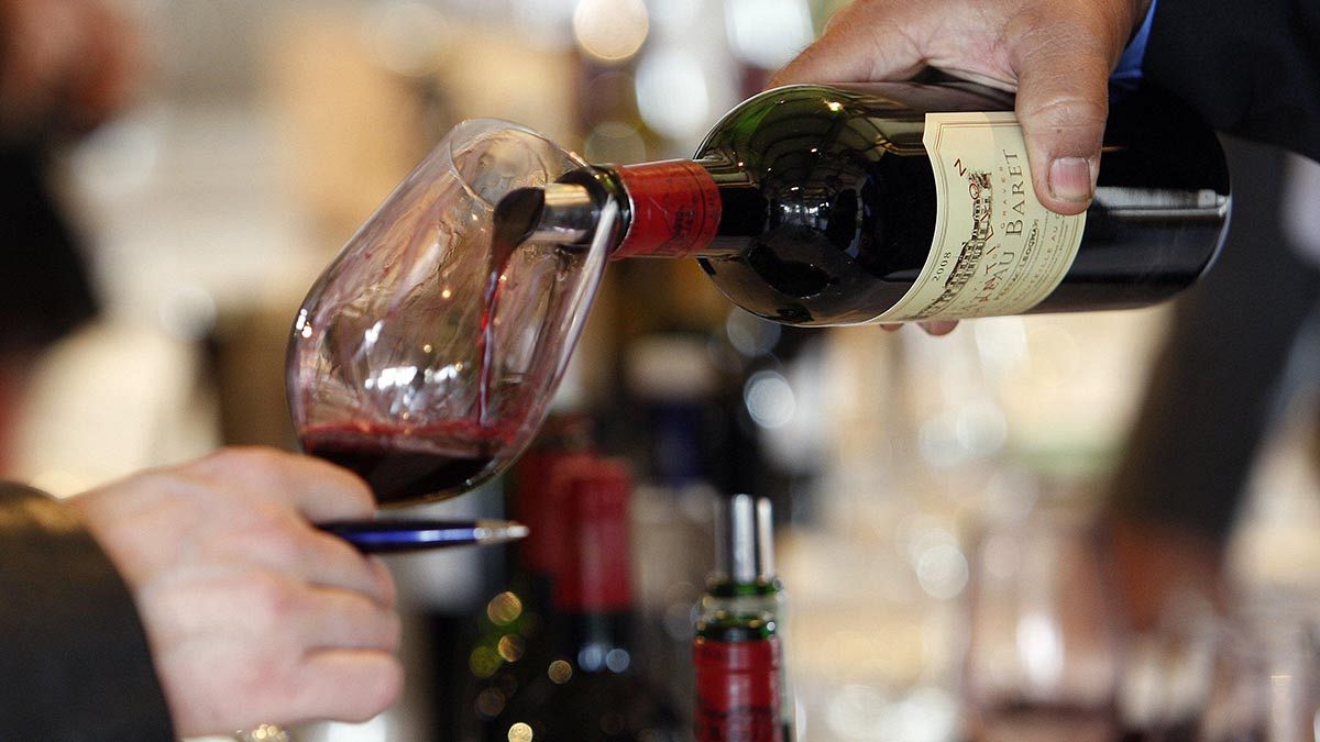 Ricerca sui 90enni: un paio di bicchieri di vino o birra a tavola favoriscono la longevità