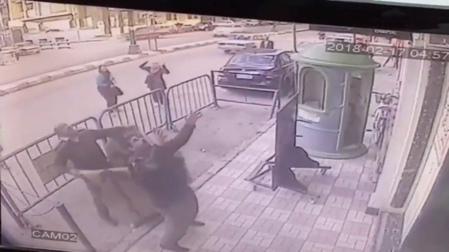 طفل مصري ينجو بأعجوبة بعد سقوطه من الطابق الثالث في أسيوط