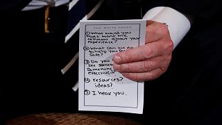 Trump leva notas para se lembrar de ter empatia com vítimas da Florida