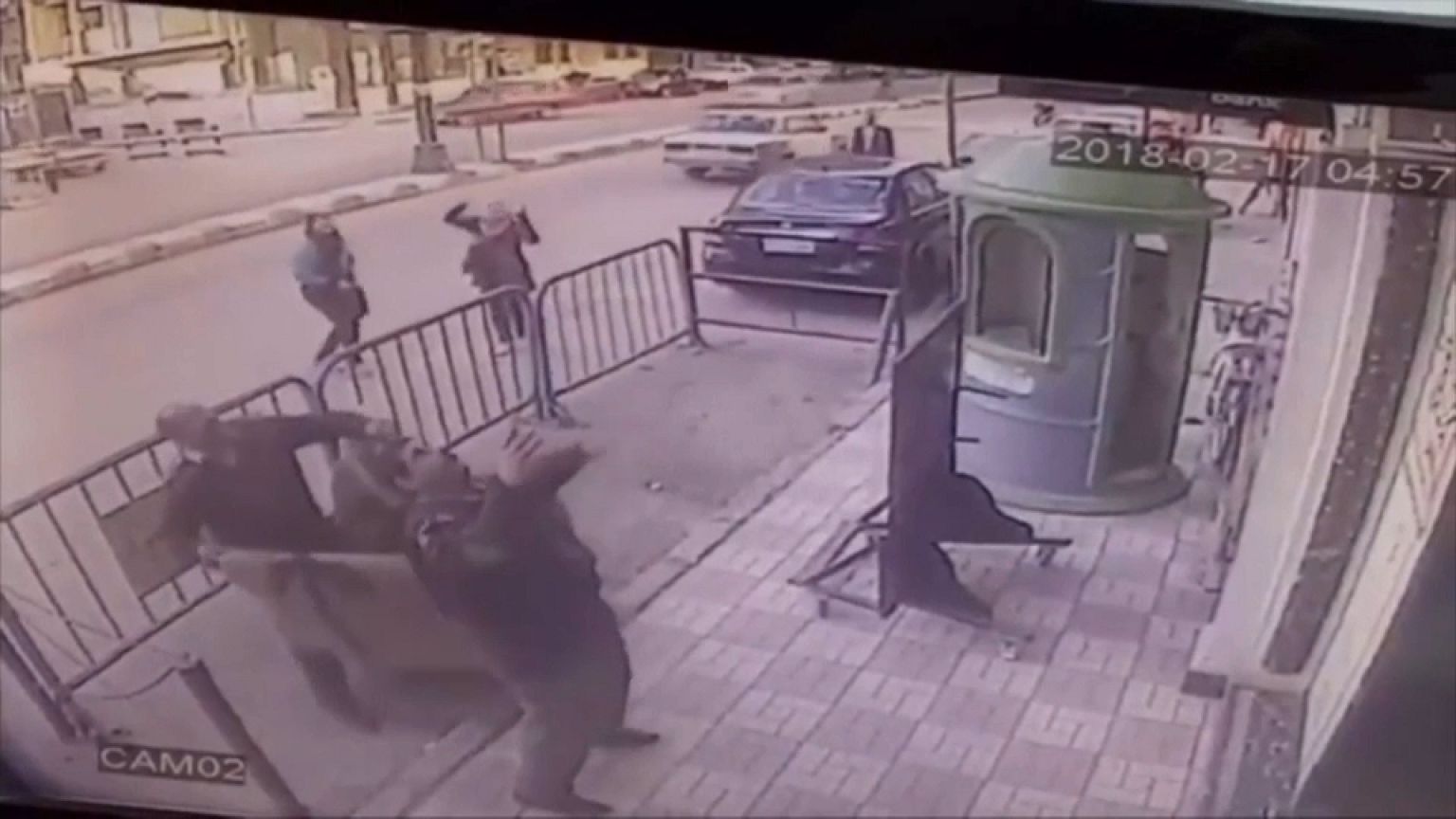 Ägypten: 5-Jähriger stürzt vom Balkon in die Arme der Polizei