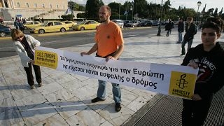 Ανεργία νέων, διαχείριση προσφύγων και ρατσισμός τα «αγκάθια» στην Ελλάδα το '17 λέει η Διεθνής Αμνηστία